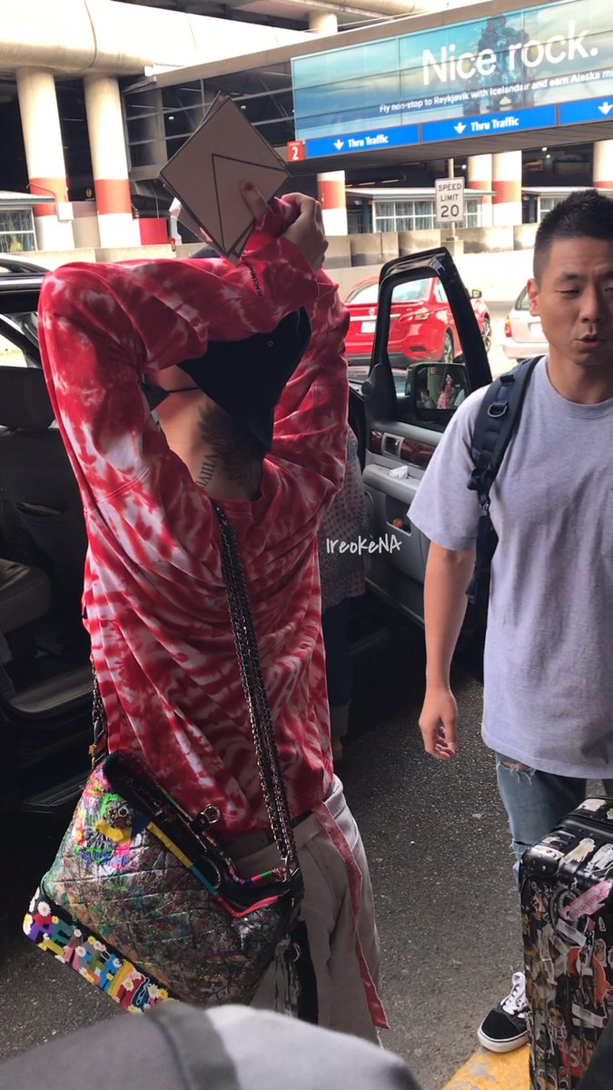 2017-07-10 G-Dragon arrival in Seattle from Seoul (6)