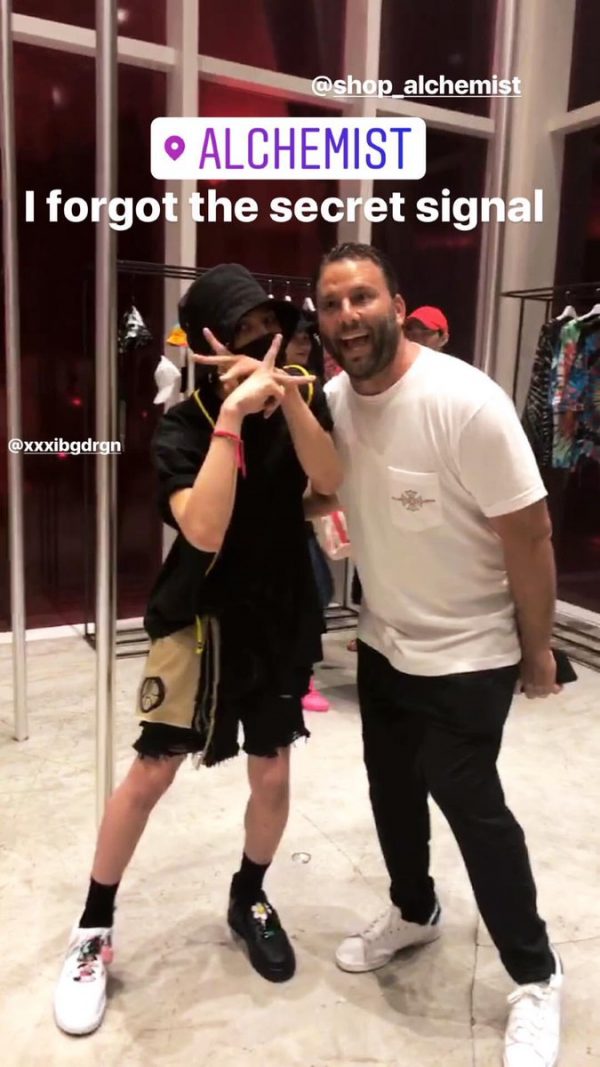 G-Dragon at #PMO Peaceminusone Pop-Up Store in Miami 2017-07-24 (7)