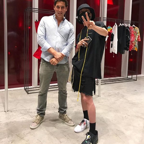 G-Dragon at #PMO Peaceminusone Pop-Up Store in Miami 2017-07-24 (8)