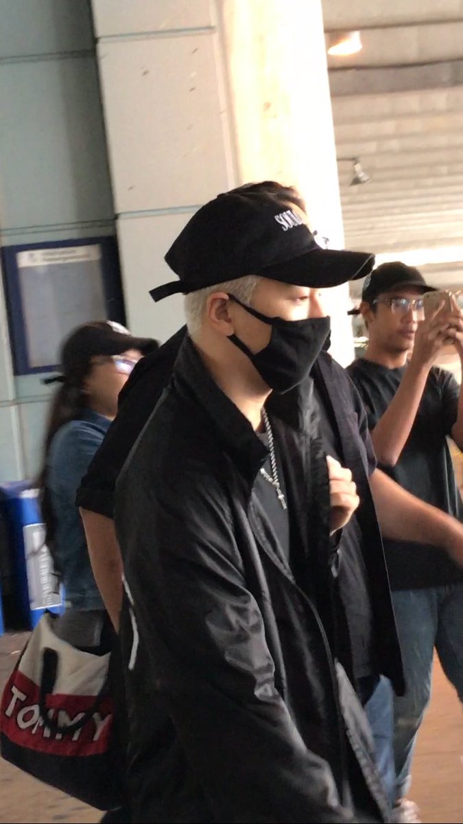 2017-08-29 Taeyang arrival Toronto Airport from Seoul (3)