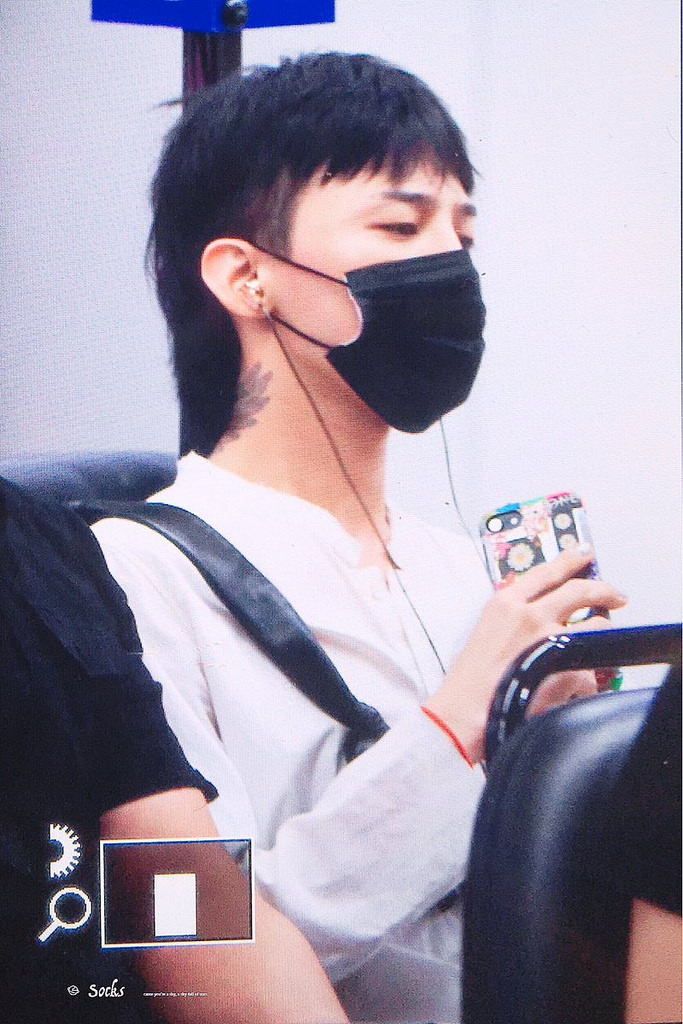 G-Dragon departure Hong Kong 2017-08-26 (3)