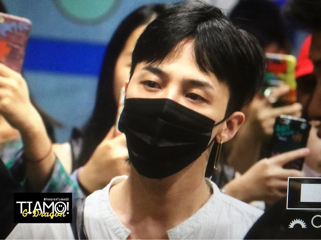 G-Dragon arrival Seoul from Hong Kong 2017-08-27 (20)