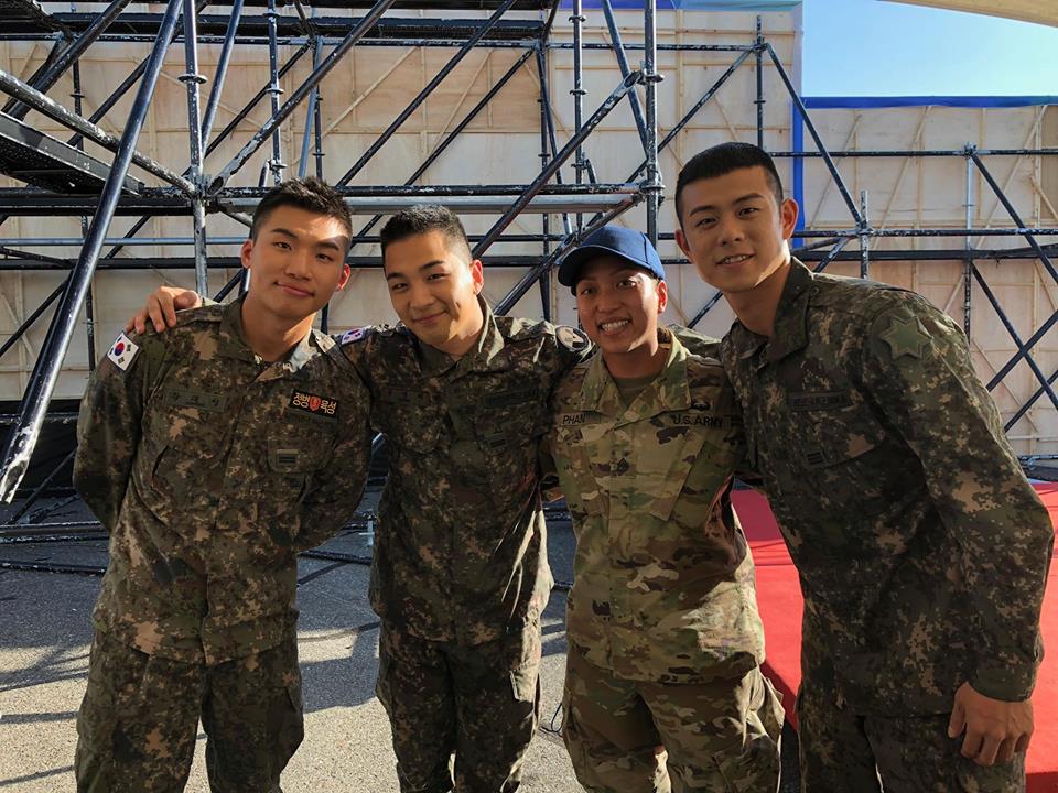 staff-sgt. Monik Phan poses for a photo with #kpop superstars, (from left to right) Daesung and Taeyang of BIGBANG and Korean hip-hop star Beenzino (빈지노) at the 2018 #GroundForcesFestival