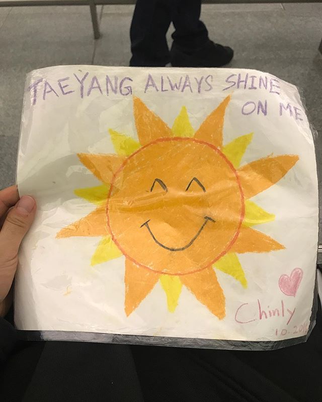 Taeyang Instagram Sep 25, 2017 1:05am Lovely gift from a little girl ️ Thank u HK can't wait to see you guys again!! You guys were amazin'