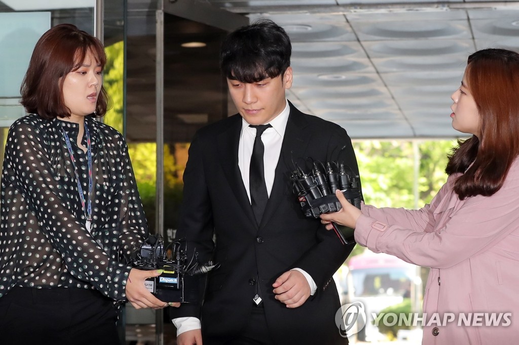 Former BIGBANG member Seungri appears at the Seoul Central District Court on May 14, 2019, to attend a hearing to decide whether to issue an arrest warrant for him on charges of arranging sex services for investors and embezzling money at a nightclub embroiled in drug and sex scandals. (Yonhap)