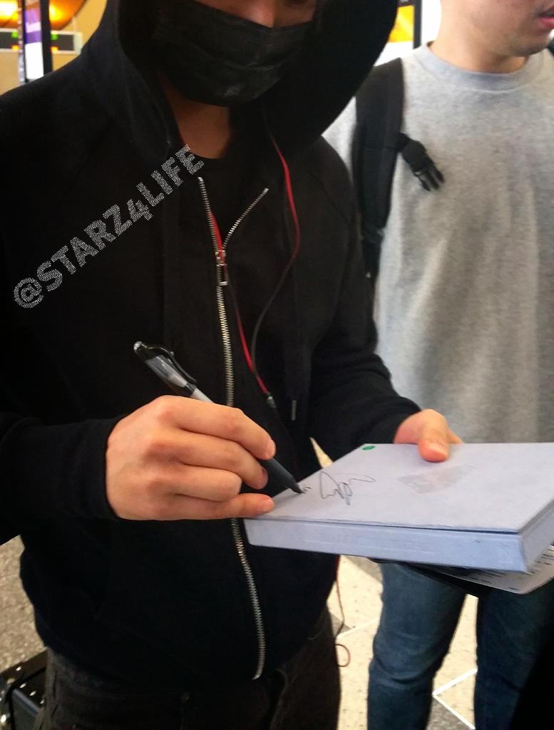 Daesung signing Alive DVD by Starz4life 2015-04-09.jpg