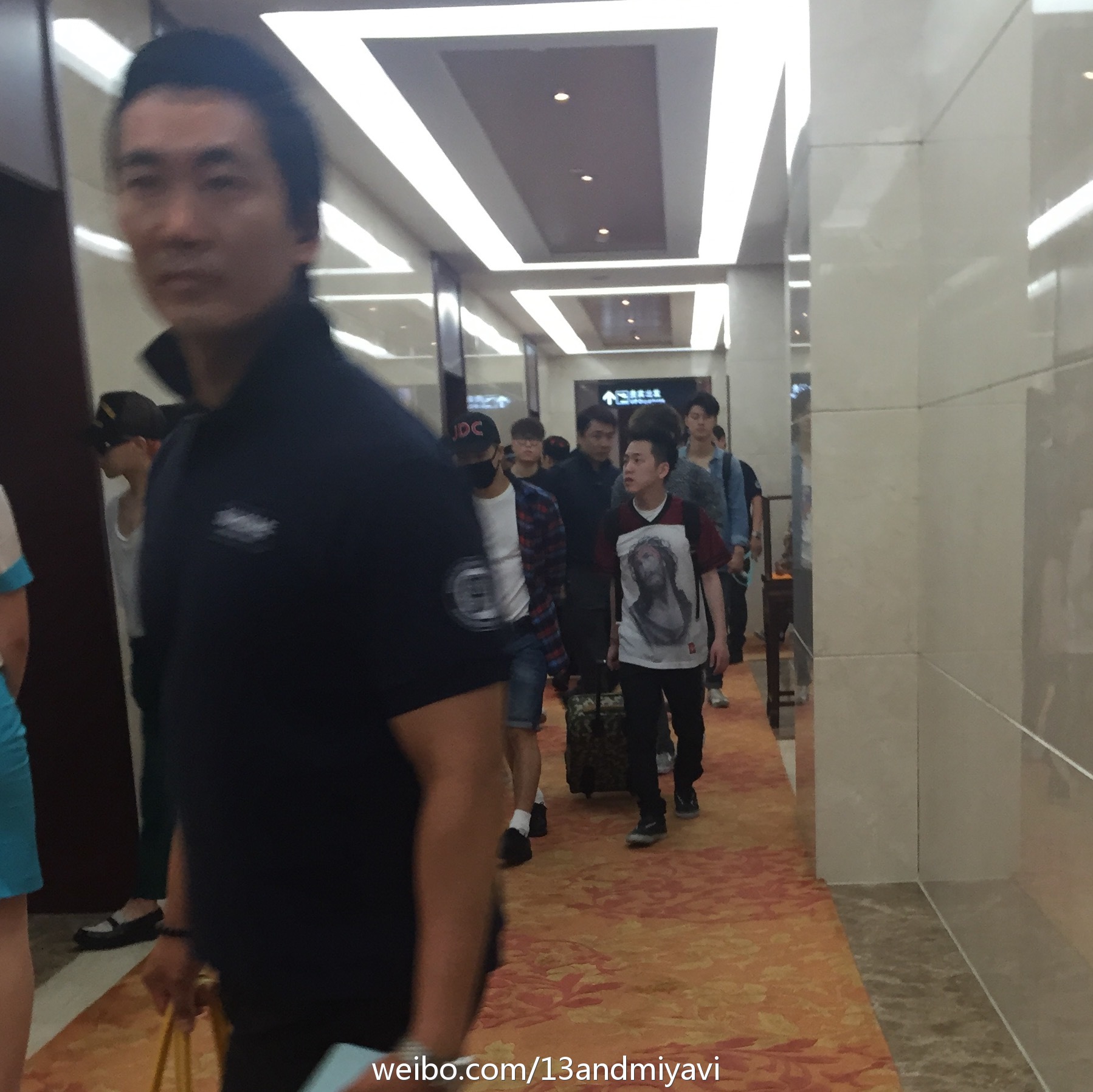 BIGBANG leaving Dalian for Wuhan 2015-06-27 154.jpg