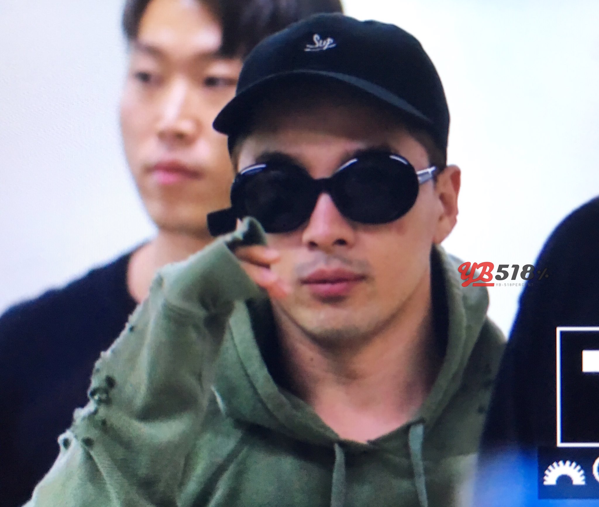 BIGBANG wout Seungri departure Seoul to Tokyo 2016-08-26 (60)
