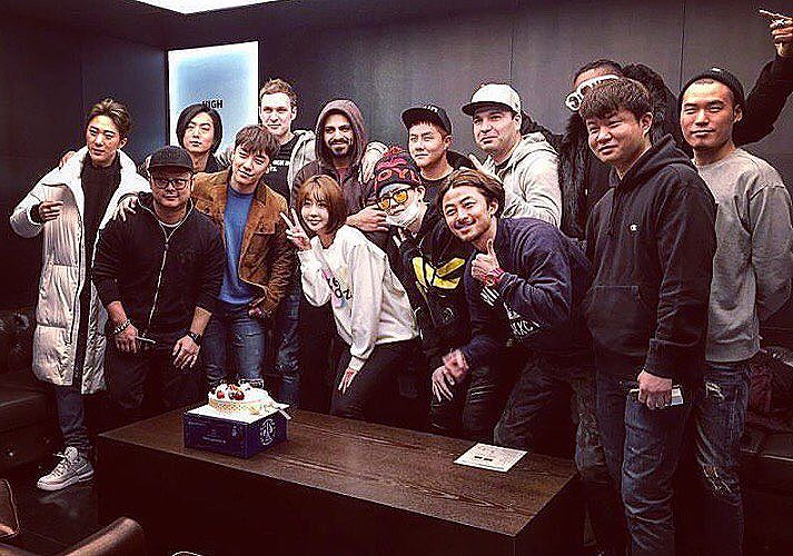 Seungri Instagram Dec 1, 2016 11:57pm Natural high studio opening congrats !