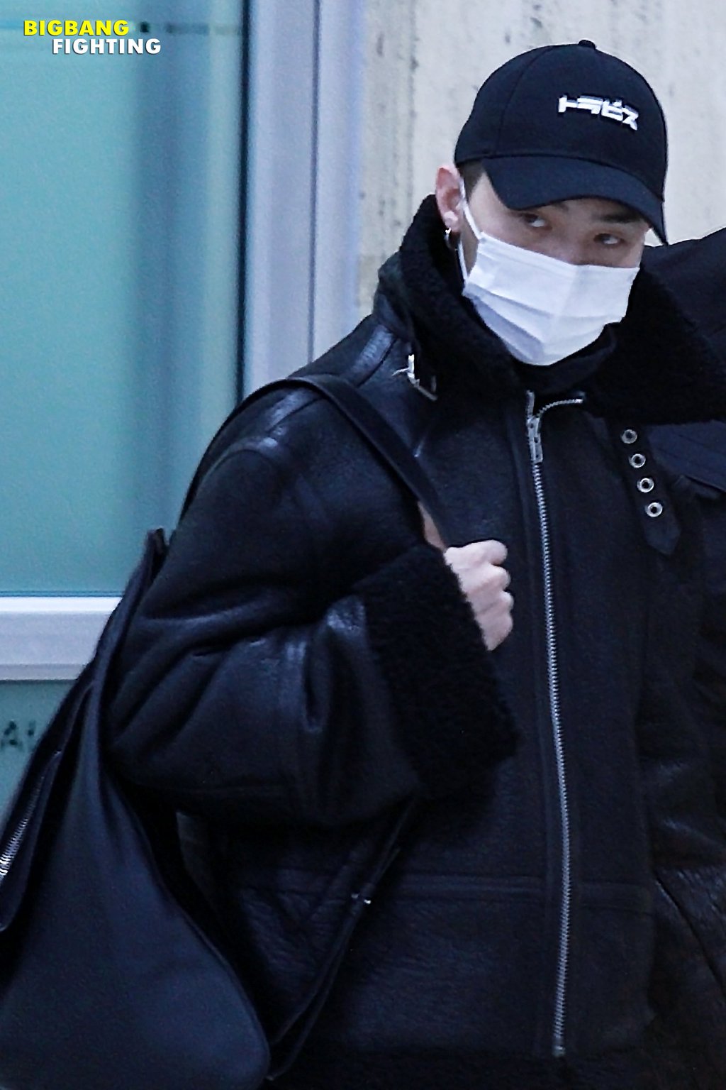 HQs Gimpo Airport GD TOP Dae YB Arrival 2016-01-02 (4)