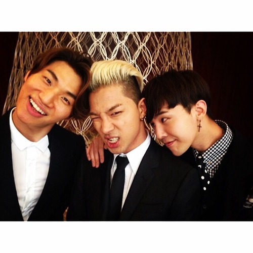 G-Dragon Instagram Update 20140517: 결혼식장하객들 TRANS: guests at a...