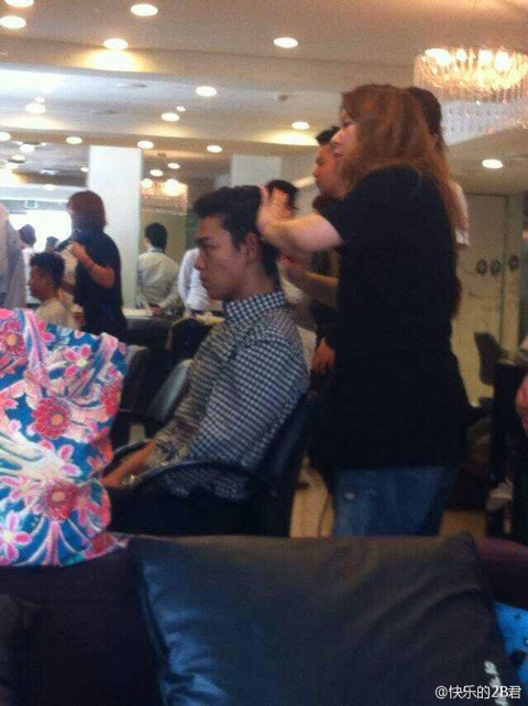 [spotted] TOP at the hairdressers in Seoul 20140710 - cr on...