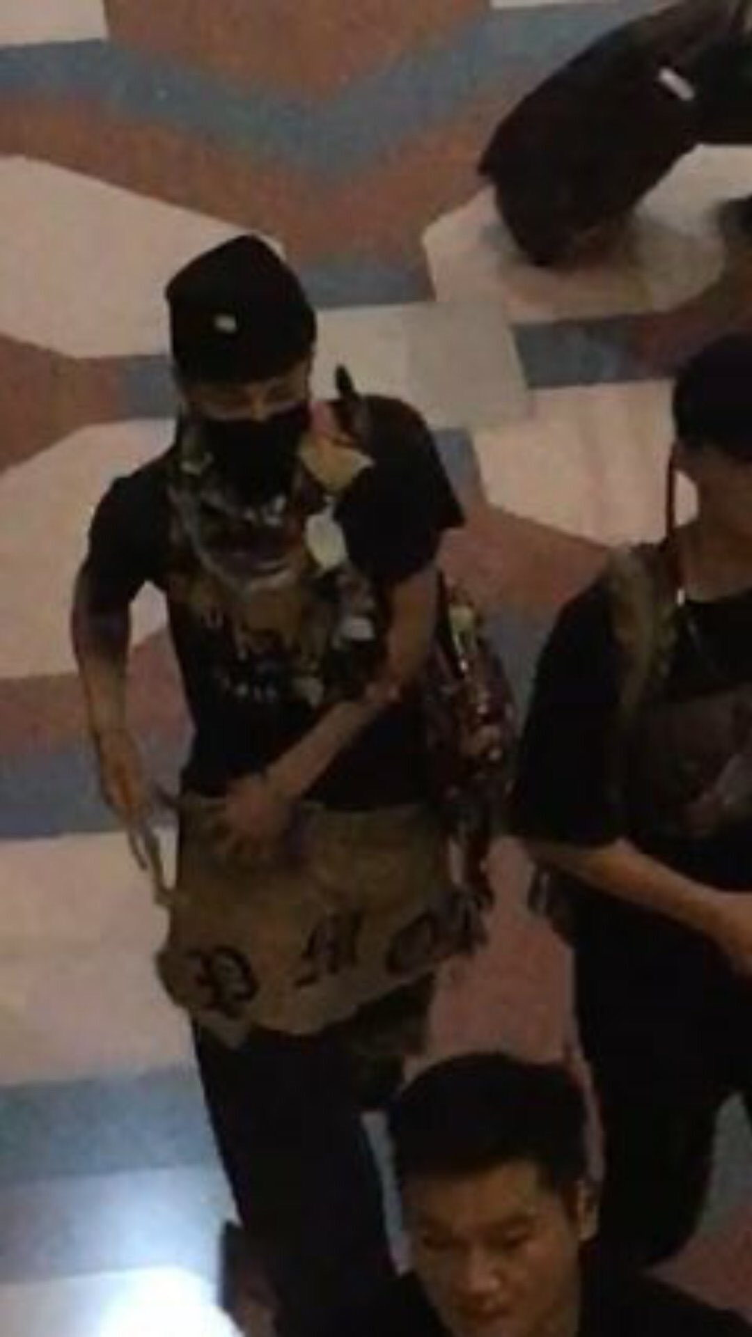 G-Dragon arrival in Bangkok 2017-07-0607 (1)