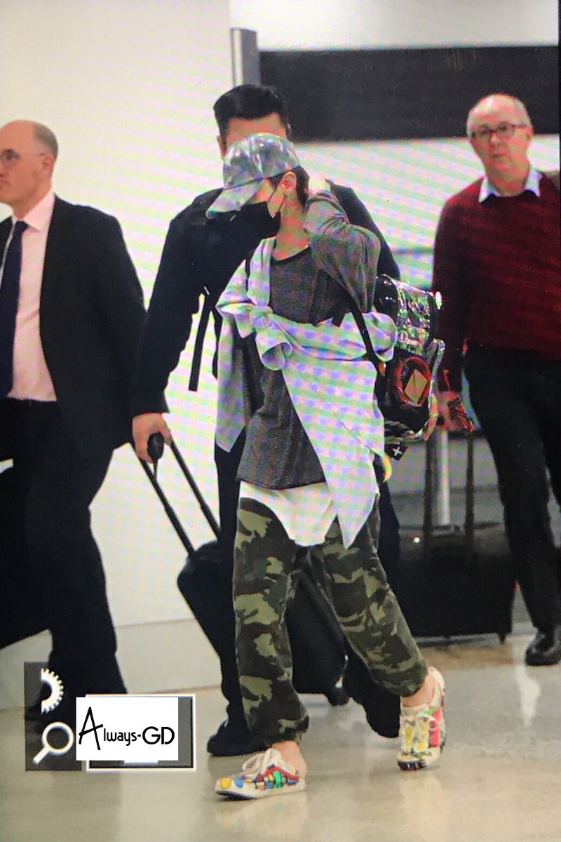 2017-08-09 G-Dragon arrival in Melbourne Australia (4)