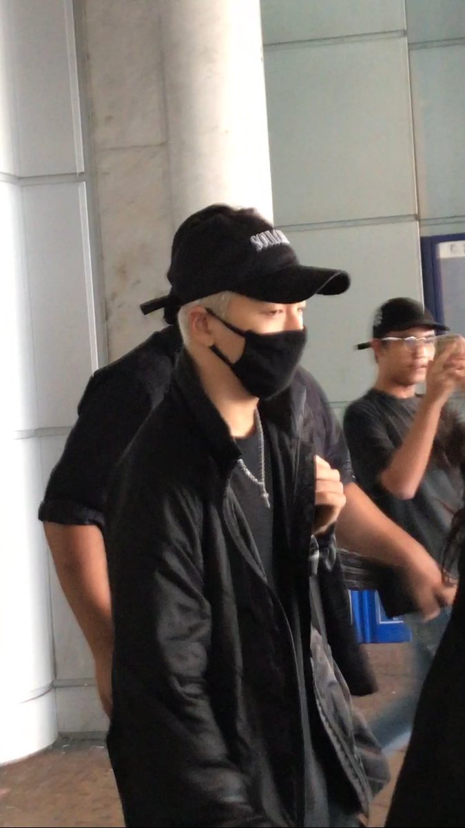 2017-08-29 Taeyang arrival Toronto Airport from Seoul (1)