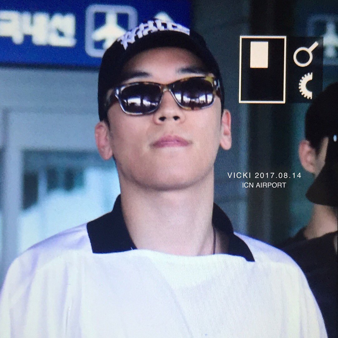 Seungri Arrival from Bali 2017-08-14 (9)