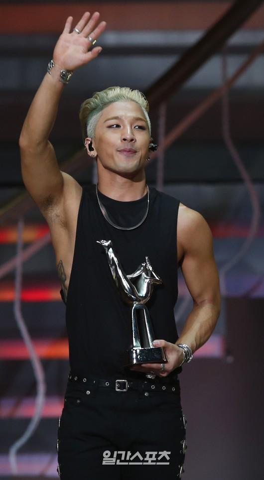 Taeyang-GoldenDisc-Awards-mainshow-20150114-2-2.jpg