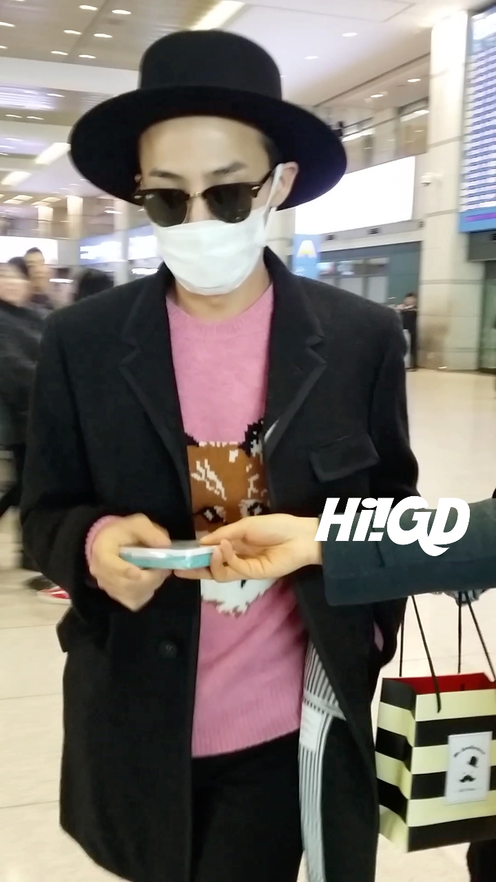 G-Dragon - Incheon Airport - 28jan2015 - Hi GD - 01.jpg