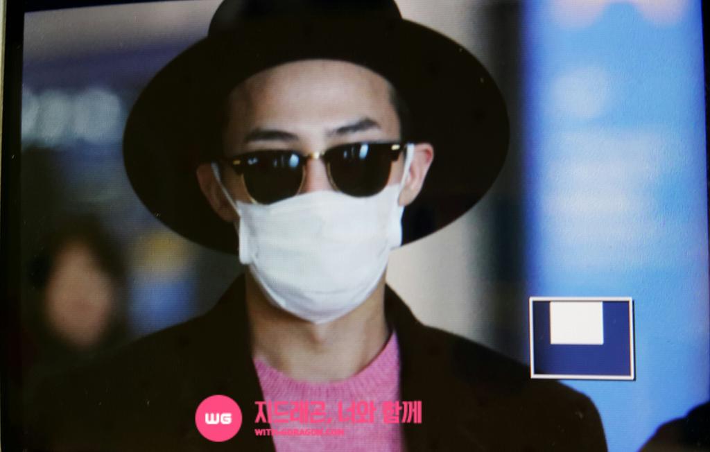 G-Dragon - Incheon Airport - 28jan2015 - With G-Dragon - 01.jpg