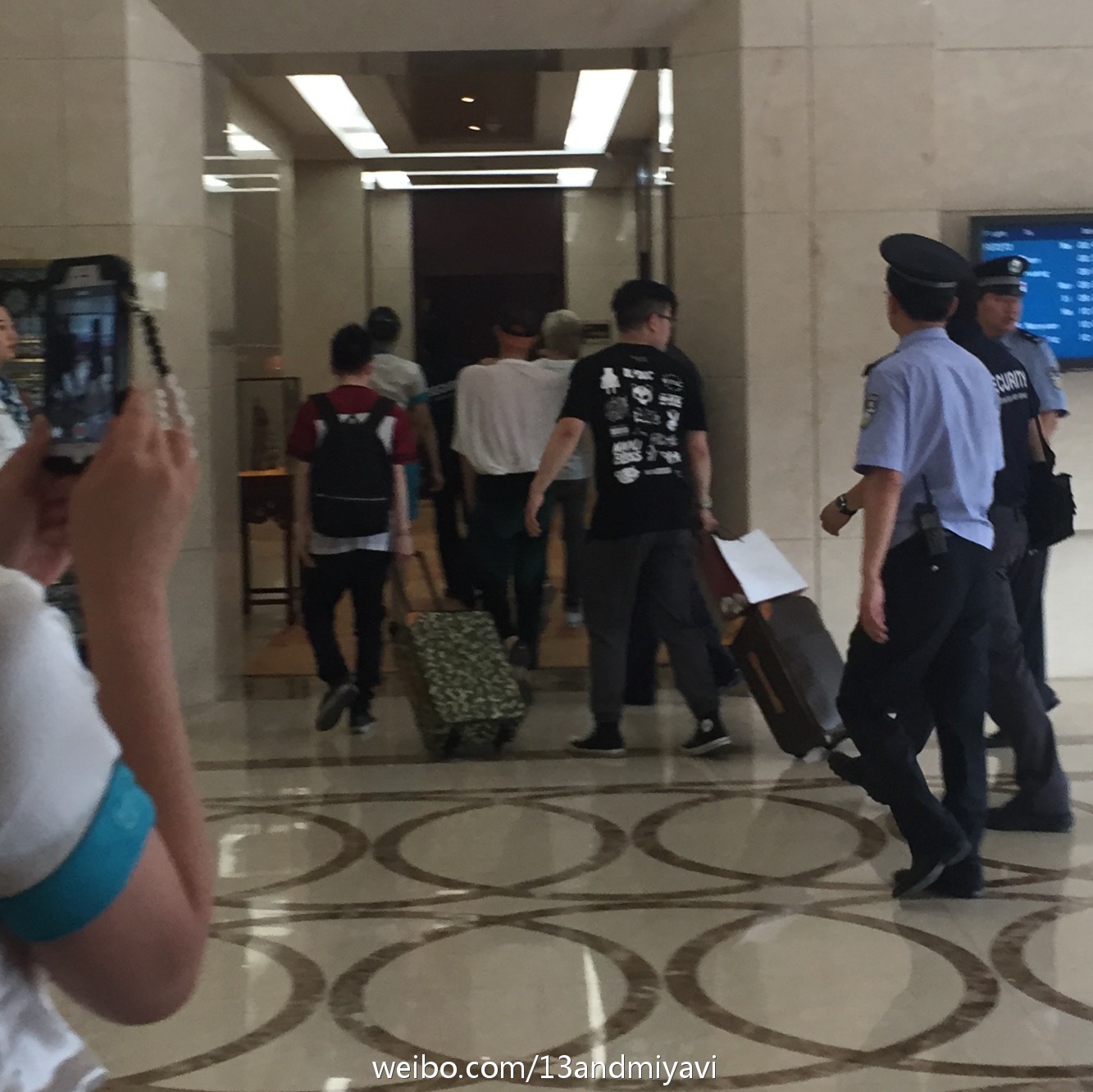 BIGBANG leaving Dalian for Wuhan 2015-06-27 153.jpg