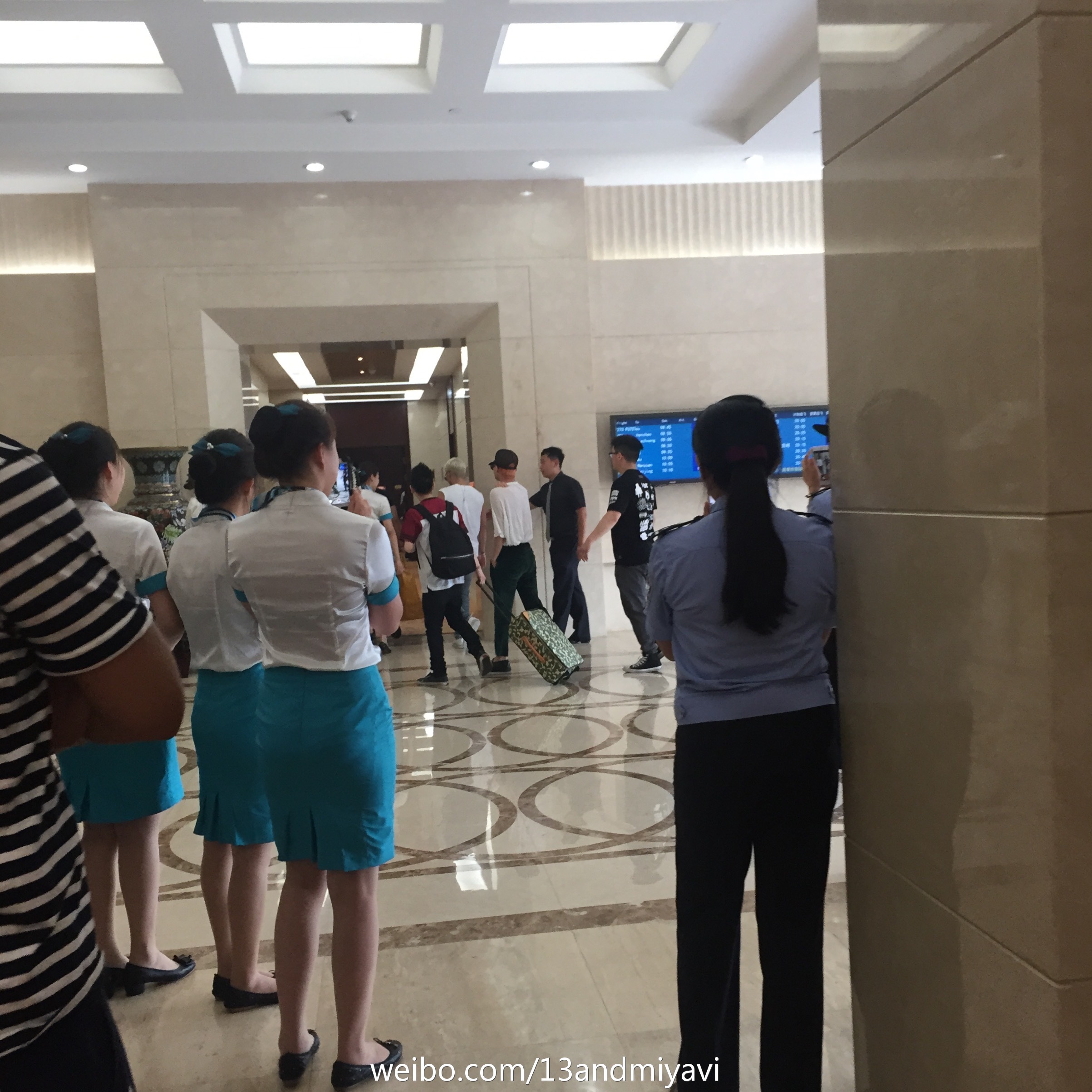 BIGBANG leaving Dalian for Wuhan 2015-06-27 155.jpg